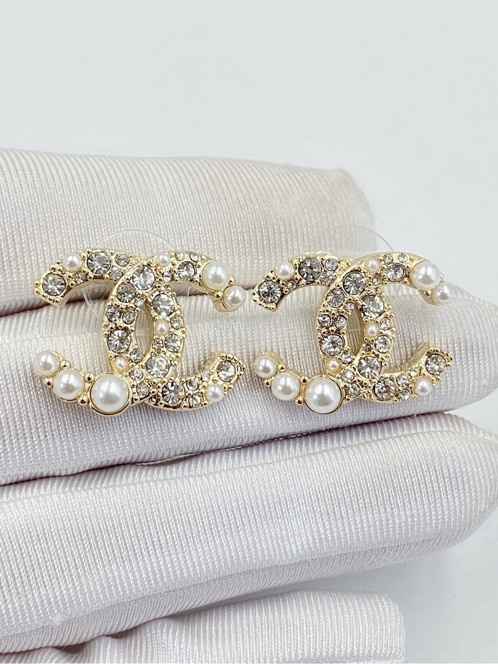 CHANEL Pearl & Crystal CC Logo Earrings - Gold - Picture 3 of 5